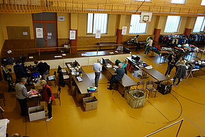 Skibasar_in_der_Jahnsporthalle